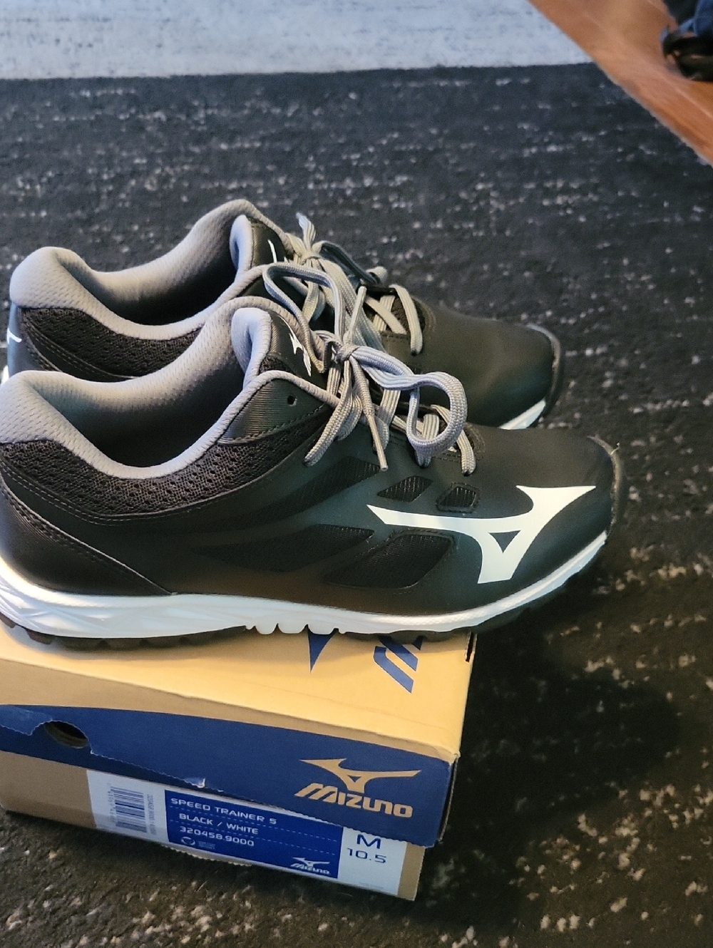 Mizuno Men's Black and Gray Athletic Trainers
